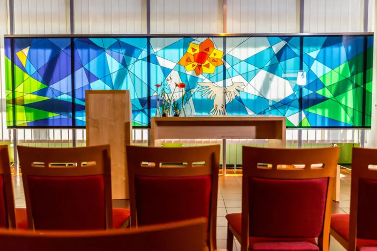 Bunte Glasfenster mit christlichen Motiven in der Kapelle des Seniorenwohnstifts.
